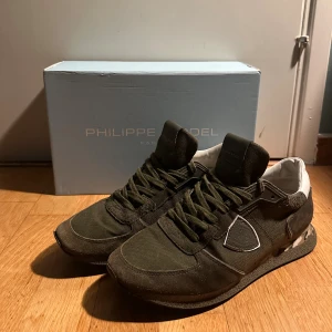 Olivgröna sneakers från Philippe Model - Storlek 43, bra skick skriv gärna vid frågor! Box ingår