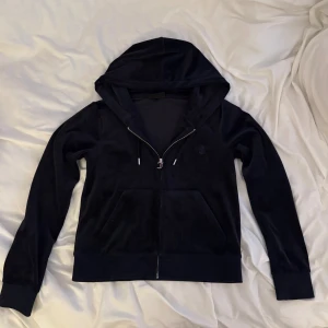 Juicy hoodie - Marinblå zip-up hoodie från juicy, knappt använd i storlek L. Skriv om du har frågor 🩷