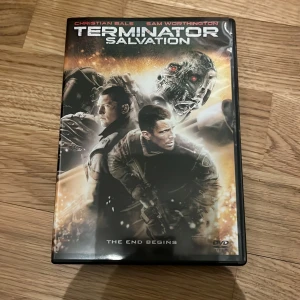 Terminator Salvation - Terminator Salvation är en actionfylld berättelse där människor kämpar mot maskiner i en dystopisk framtid. Perfekt för dig som gillar spänning, sci-fi och episka strider. Bonusmaterial med bakom kulisserna och specialeffekter ingår.