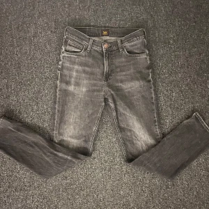 Svarta Lee jeans - Svarta raka slim jeans från Lee som jag säljer på grund av att jag växt ur de. De är i storlek W29 L32.