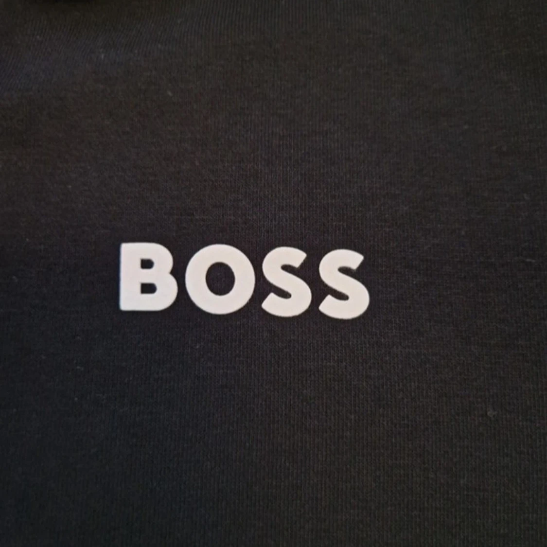 Svart hoodie från BOSS med dragkedja - 2