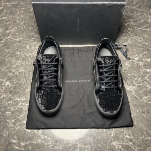 Giuseppe Zanotti - Säljer ett par otroligt snygga skor från det exklusiva italienska märket Giuseppe Zanotti. Skorna är i mycket bra skick, skulle säga ungefär 9,5/10 och är byggda med otrolig kvalité så dom kommer vara länge i din garderob! Nypris ligger på ungefär 6-7000kr men vi säljer våra för endast 1999 och kan gå ner i pris vid snabb affär!