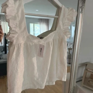 Broderie Anglais topp - Jättefin topp med broderier ifrån GinaTricot, ny med prislapp. Endast testad 🌸