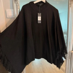 Poncho - Aldrig använd, ny med lappar! Fransar vid ärmarna