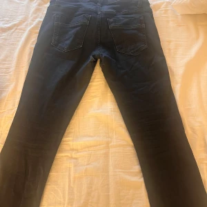 Svarta jeans från LTB - Säljer ett par svarta jeans från LTB som är lågmidjade i bra skick