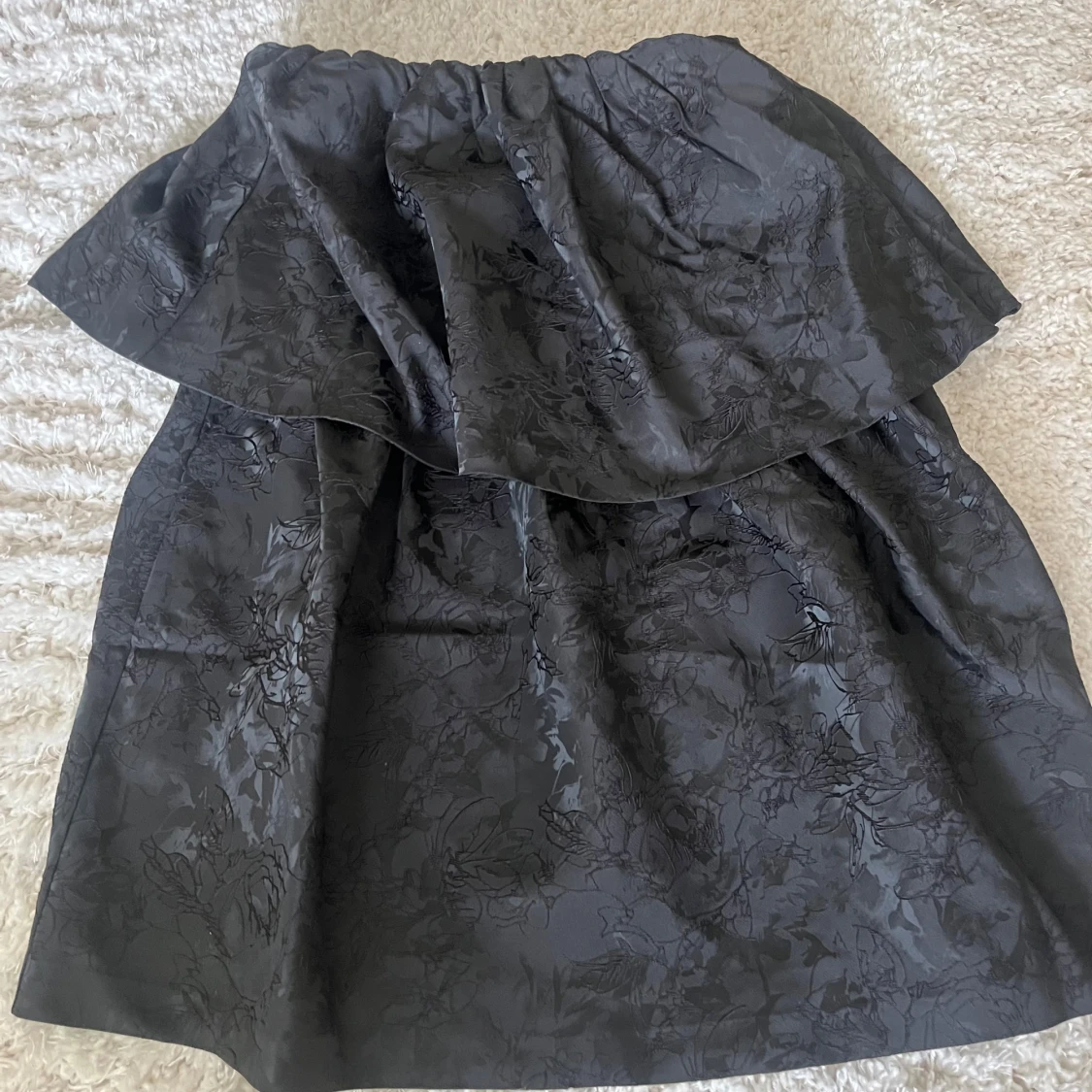 Svart axelbandslös klänning NA-KD - 2