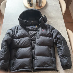 Polo Ralph lauren puffer  - Den är från boozlet den går för 6500 men den har en fläck i nacken där av det låga priset du ser den på bild nummer 2 den är storlek S
