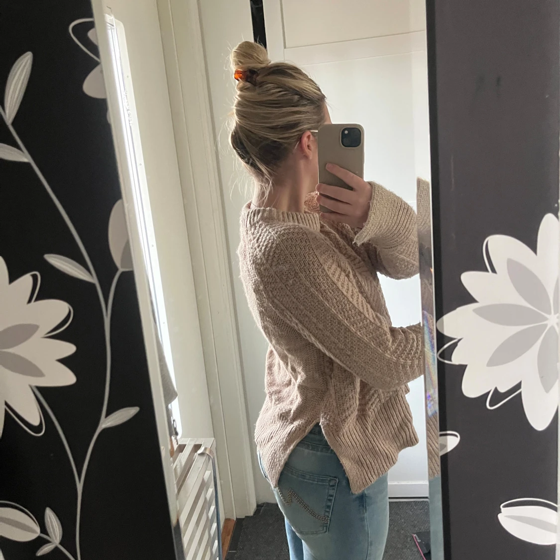 Beige stickad tröja med mönster - 1