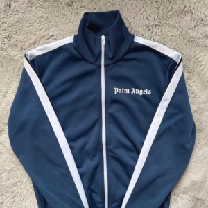 Palm angels kofta - Palm Angels kofta i storlek S ~ köpt på Farfetch ~ bevis finns ~ inga som helst defekter skick  ~ pm vid frågor ~ pris går att diskutera