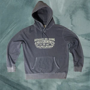 Ralph Lauren Hoodie - Jäkligt snygg Ralph Lauren hoodie säljes för en steal. Passar bra till många outfits och är ett perfekt plagg nu till hösten/vintern. Pris kan diskuteras vid snabb affär! ✅Tveka inte på att höra av dig om du har några frågor! //Gidlöfs