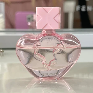Ariana Grande parfym - Thank u next, parfym från Ariana Grande. Snygg parfym i hjärtformad flaska med rosa detaljer. Perfekt för dig som vill ha en trendig och söt parfym på sminkbordet. Använd och det syns hur mycket som är kvar😊men iallafall mindre än 30 ml💗