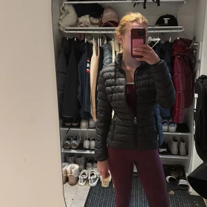 Moncler jacka  - Säljer en svart dunjacka från Moncler med quiltad design och figurnära passform. Jackan har hög krage, dragkedja framtill och Moncler-logga på ärmen. Storlek 0 vilket mossvarar ca xs, nypris 12000🥰
