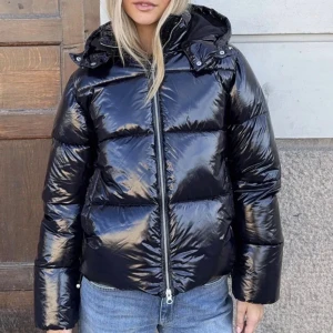 Nelly jacka - Säljer en svart glasig jacka från Nelly✌🏾den typ i ny skick bara använd fåtal gånger. Den är super varm och snygg🥰 om fler bilder önskas så är de bara o skriva så fixar jag det😊