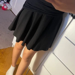 Svart kjol - Klassisk svart kjol i mjukt stretchigt tyg – enkel och tidlös modell som passar till allt! Storlek: XS Mycket fint skick ✨  🖤 Perfekt basplagg – funkar både till vardag och fest!