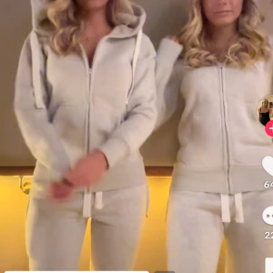 Russemerch set - Säljer mitt ljusgråa sett ifrån russemerch! Tröjan är i storlek xxs och mjukisbyxorna i xs! 