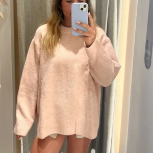 Ljusrosa stickad tröja Stradivarius - ljusrosa stickad tröja från Stradivarius, tröjans en lite oversized passform men är storlek xs, passar mig som är S. Tröjan har rund hals, ribbade muddar och långa ärmar. 💕 helt ny, använt endast en gång då den inte riktigt är min stil 