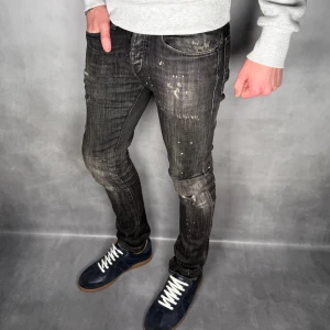 Jack & Jones Slimfit/Glenn - - Jack & Jones Slimfit/Glenn — Storlek 28/32 — 9/10 - Bra skick utan skavanker — Inkluderat - Jeans — Retail 2000kr — Modellen är 180cm, 65kg