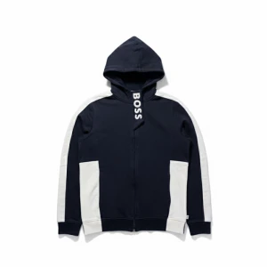 HugoBoss hoodie - Tjenare, jag säljer denna riktigt fina hoodien från HugoBoss. Storleken är 16m men sitter exakt som en small. Skicket hade jag värderat till 8,5/10, finns inga defekter. Ifall du har några frågor eller funderingar skriv gärna👍