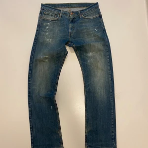 Vintage Levi’s 514 jeans  - Vintage Levi’s 514 jeans med slitningar //  Straight fit //  Mycket bra skick endast slitningar här och där som syns på bilderna //  Storlek W33 L 34 //  Skriv vid minsta fråga eller fundering💯🤝