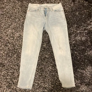 Ljusblå tapered jeans från H&M 32/32 - Säljer ett par ljusblå jeans från H&M i modellen Regular Tapered. Jeansen har klassisk femficksdesign, normal midja och avsmalnande ben. Tillverkade i bomull med en snygg tvättad look. Perfekta för dig som gillar en clean och avslappnad stil. Mycket bra skick bortsätt från hålet på knät