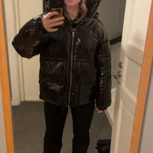 Glansig Pufferjacka  - Glansigpuffer jacka. Varmaste jackan jag nånsin ägt. Använd en halv vinter. Funkar bra o åka skidor med. Nypris 2999kr säljer för 1900kr, vid snabb affär kan jag gå ner i pris 