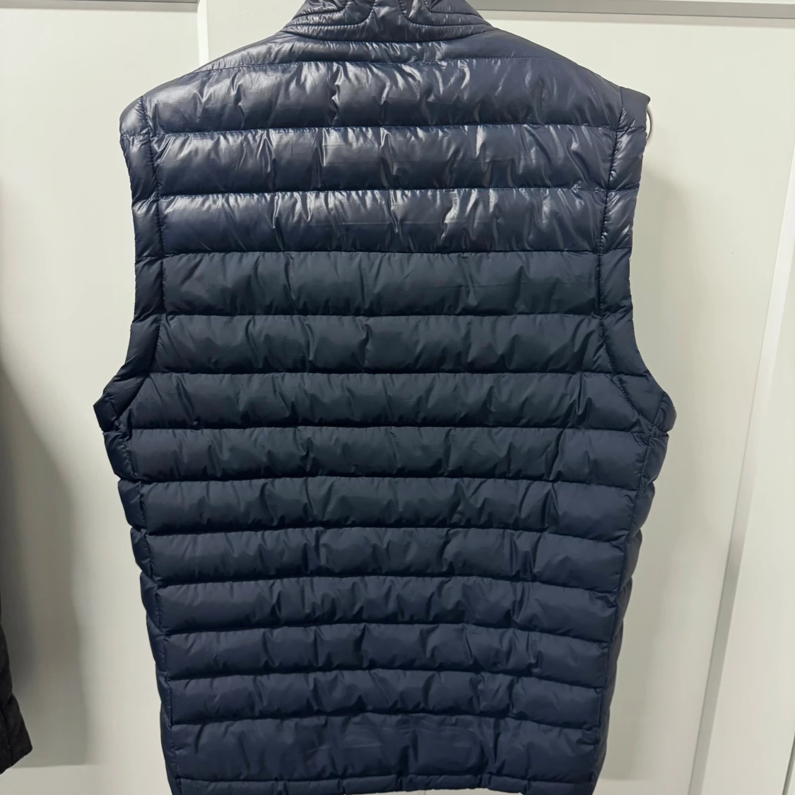 Mörkblå dunväst från J.lindeberg - 1