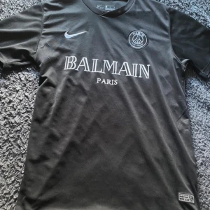 Svart PSG x Balmain fotbollströja Nike M - Säljer en svart PSG x Balmain fotbollströja från Nike i storlek M.