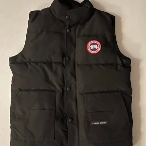 Canada Goose väst - Svart canada goose väst i storlek L, använd fåtal gånger, håller dig varm även under de kallaste dagarna, bästa kvalité på marknaden 