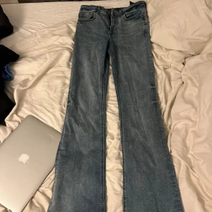 Blå bootcut jeans från Zara, strl 36 - Snygga ljusblå jeans från Zara i storlek 36. De passar mig perfekt i längd som är 172