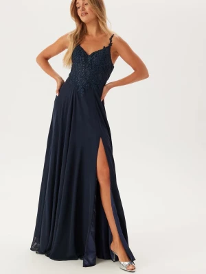 Balklänning - Jättefin klänning från Christian Koehlert i storlek 38 som endast är använd 1 gång. Ser knappt använd ut förutom små defekter vid fötterna, se sista bild. Nypris 3999, mitt pris 1800. Modellen är 176 för referens. Jag brukar bära storlek 36 i vanliga fall men då 36 var slutsåld köpte jag 38, som passade lika bra! Fodral till klänning följer.