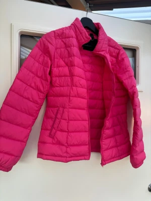 Rosa pufferjacka från Freequent XS - Säljer en snygg rosa pufferjacka från Freequent i storlek XS. Jackan har quiltad design, dragkedja framtill och fickor fram. Perfekt för dig som gillar färgstarka och trendiga ytterplagg. Jackan är lätt och har långärmade ärmar. Nyskick
