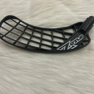 Svart och blå Zone innebandyblad - Två innebandyblad från Zone, ett i svart med vit logga och ett i klarblått med vit text. Båda har en klassisk böjd form och rutmönstrad design för bra bollkontroll. Perfekt för dig som vill ha snygga och funktionella blad till din klubba. Det tredje bladet är ett air one blad från zone. 50kr st (RIGHTARE)