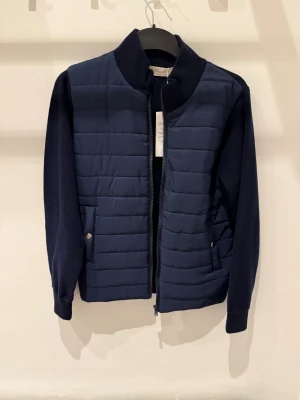 Mörkblå jacka - Säljer en snygg stilig jacka från Say less oanvänd lappens finns fortfarande kvar, storlek S 