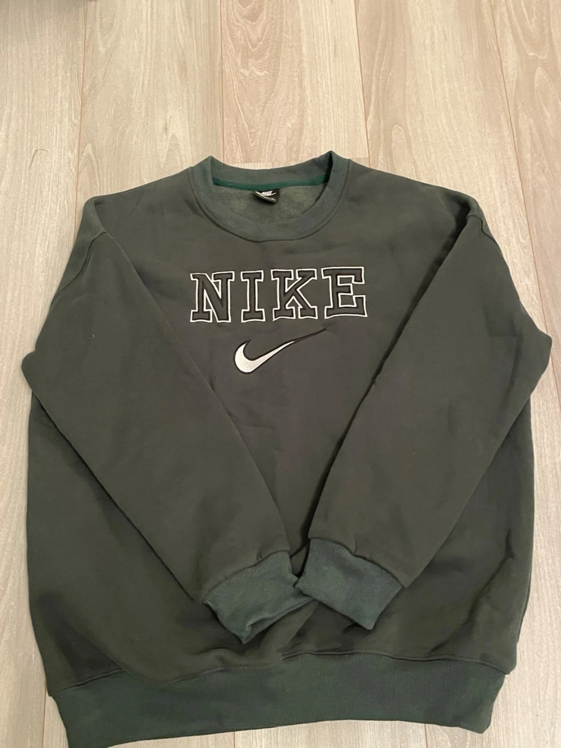 Mörkgrön sweatshirt från Nike