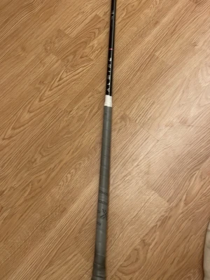 Innebandyklubba Carbon Pro Q - Säljer en Carbon Pro Q innebandyklubba med svart skaft och grått grepp. Bladet är snyggt rosa och klubban har en stilren design. Perfekt för dig som vill ha en lätt och smidig klubba med bra kontroll på planen.nypris 1700