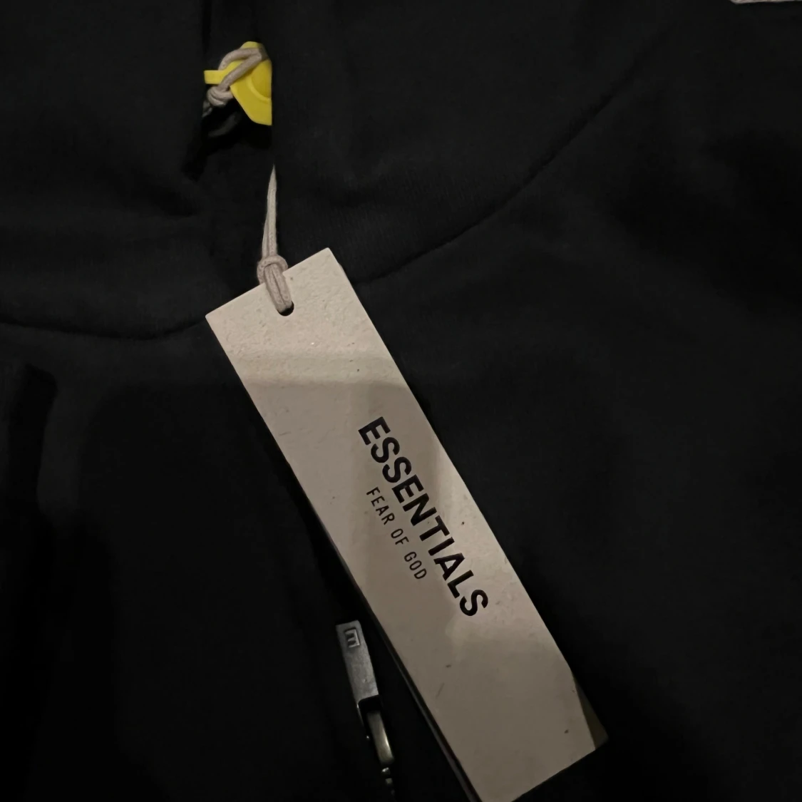 Svart hoodie från Fear of God Essentials - 3