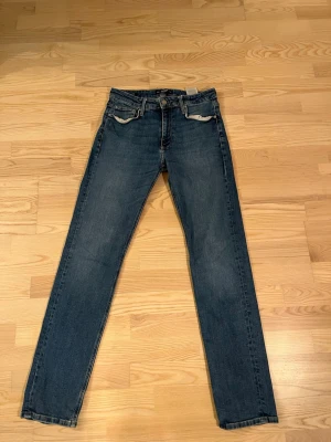 Jack & Jones slim jeans W30 L34 - Säljer mina Jack & Jones jeans som är i ett riktigt bra skick (9,5/10) storleken är W30 L34. 