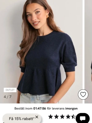 Mörkblå peplum topp med kort ärm - Säljer en mörkblå peplum topp med rund halsringning och korta ärmar. Helt ny