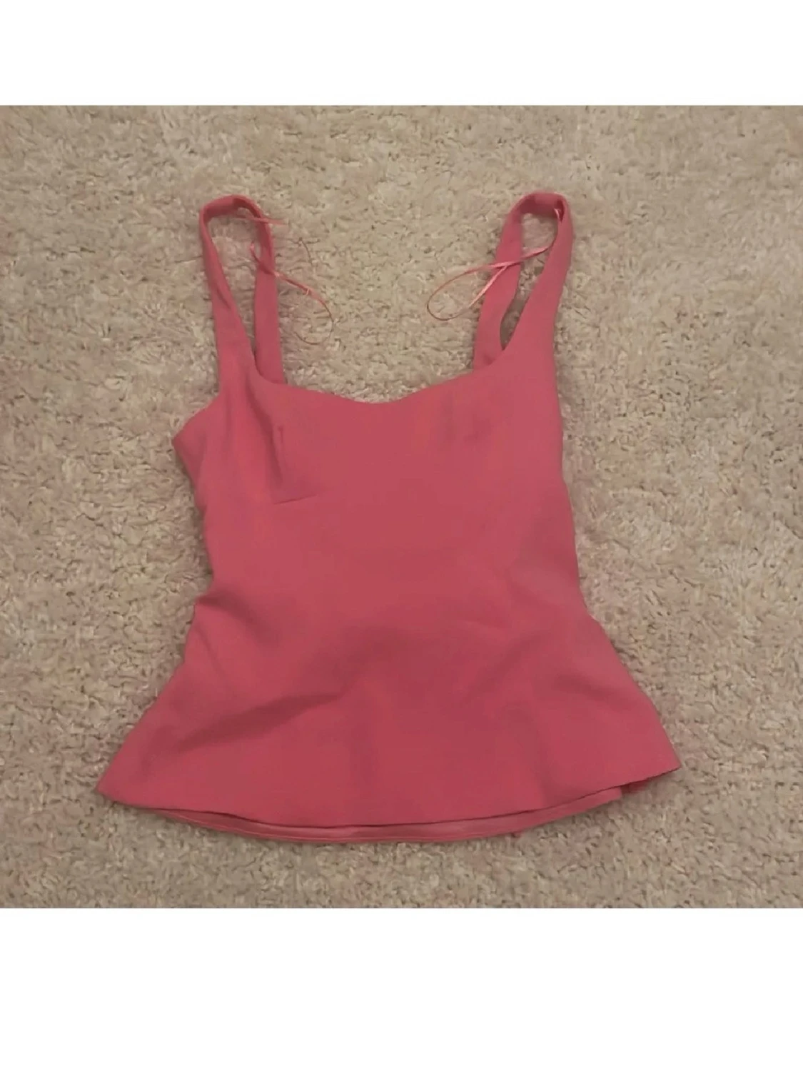 Rosa linnetopp med rosett i ryggen