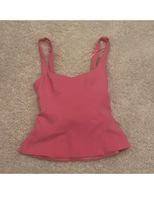Rosa linnetopp med rosett i ryggen - Säljer en rosa top med en rosett där bak från Zara i storlek XS använd 1 gång