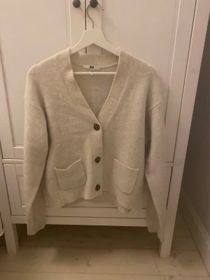 Beige stickad kofta från Uniqlo💞 - Beige/vit kofta från uniqlo, väldigt populär! Knappt använd och i väldigt fint skick. Strlk S💞 pris kan diskuteras!💕