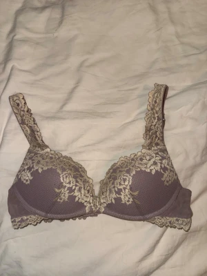 Intimissimi Bh Gioia Pretty Flowers - Säljer en lila bh från intimissimi i en ljuslila/smutsrosa förg som inte sälja längre (bilderna är tagna med blixt)! Har tyvärr klippt av lappen med den är i Stl 75B och i modellen Gioia (mycket push-up).    Säljer pga för liten. Bra skick och väl omhändertagen. Bara att höra av sig om man har frågor eller vill ha fler bilder! 💕💕.                 Priset kan diskuteras vid snabb affär, men eftersom att färgen inte längre finns vill jag ha ett resonabelt pris💕