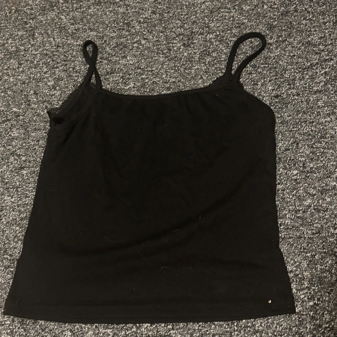 Svart linnetopp med spetskant - 2