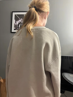 Beige sweatshirt från Ports Academy - Säljer en beige sweatshirt från Ports Academy med broderad text i blått och rött framtill. Tröjan har rund hals, ribbade muddar och lång ärm. Perfekt för chill dagar och enkel att matcha med jeans eller mjukisbyxor.