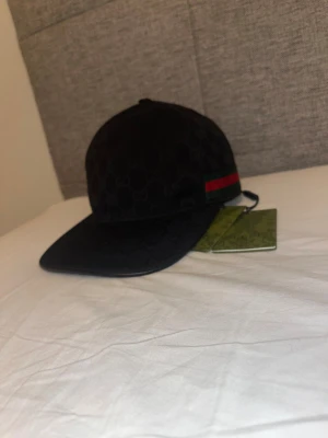 Svart keps  - Svart keps, väldigt stilren och passar till moderna outfits. Totalt oanvänd och i helt nytt skick 