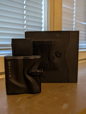 Spectre Wraith parfym - Stilren parfym med unik design från Spectre. Flaskan har en modern look och passar perfekt för dig som vill sticka ut. Namnet 'Wraith' syns tydligt på flaskan. Perfekt för dig som gillar att testa nya dofter.