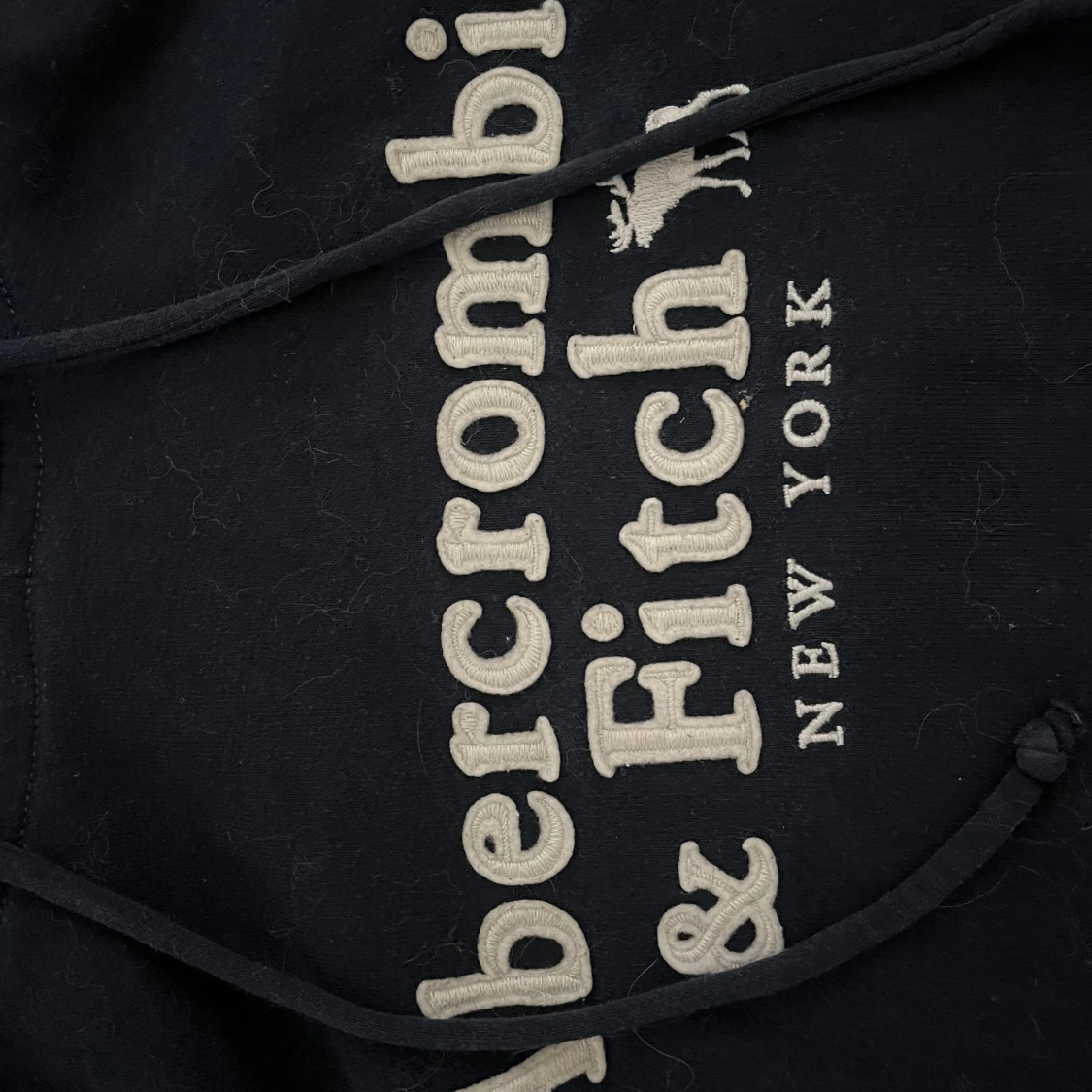 Mörkblå hoodie från Abercrombie & Fitch - 1