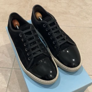 Lanvin skor - Tja! Säljer nu dessa lanvin patent cap toes i storlek uk 8/42-43 men passar också 44. Skorna är i nytt skick, endast använda enstaka gånger. Låda, dustbag och extra skosnören medföljer. Kontakta vid frågor! INGA BYTEN!