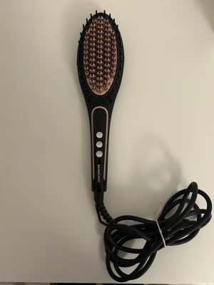SilverCrest SHGB 50 A1 Hair Brush - SilverCrest SHGB 50 A1 elektrisk hårborste med värmefunktion, 220-240V, 50W. Borsten har justerbar temperatur och är i gott skick utan synliga defekter eller slitage. 
