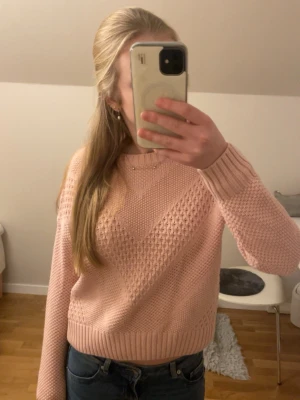 Rosa stickad tröja - Superfin rosa stickad tröja från H&M. Lite kortare men jätteskön. Skriv om du har några frågor!💕